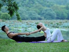 双人瑜伽帮你轻轻松松快乐减肥